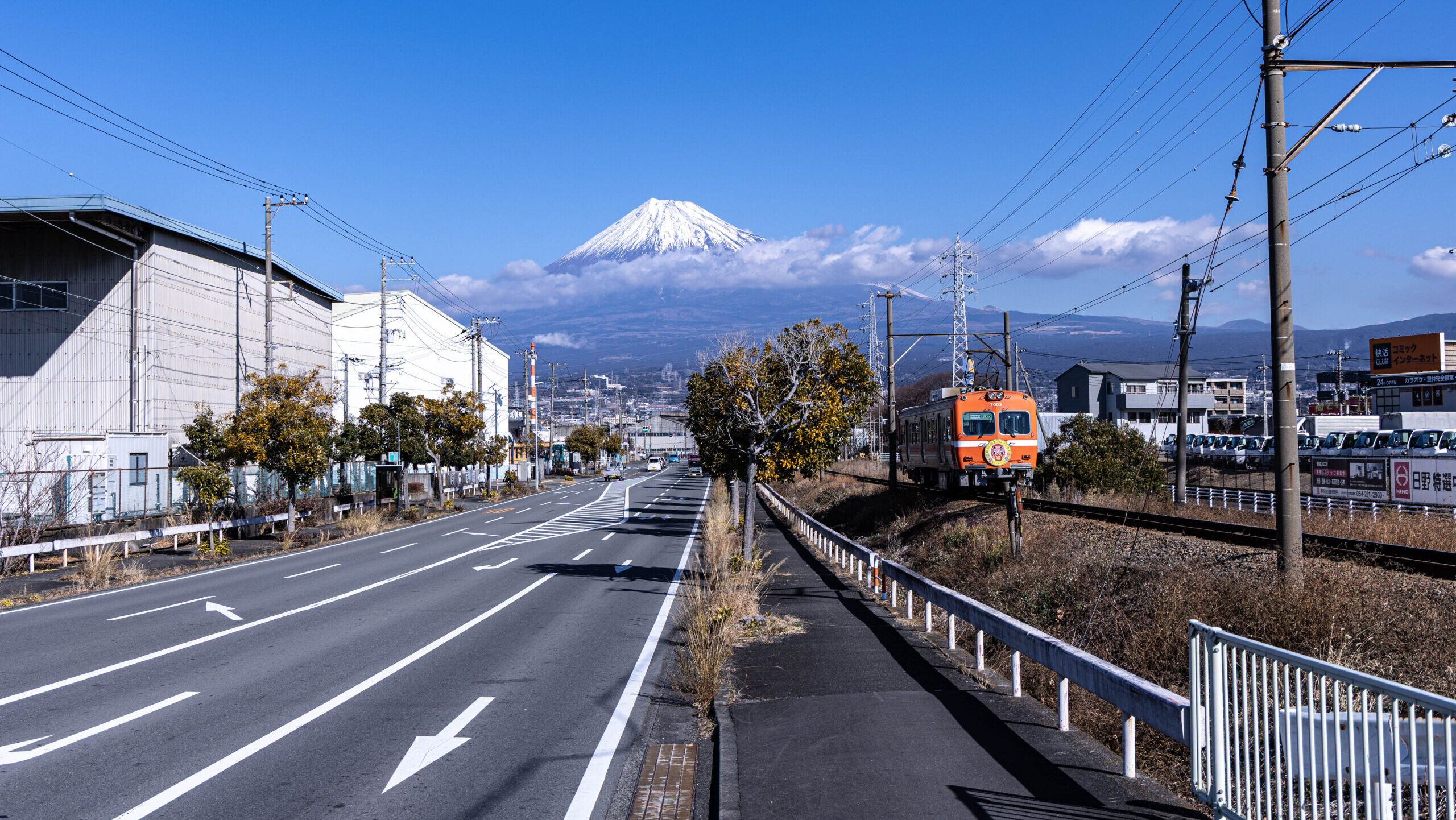 霊峰と煙突に誘われて、岳南電車をスケッチする①