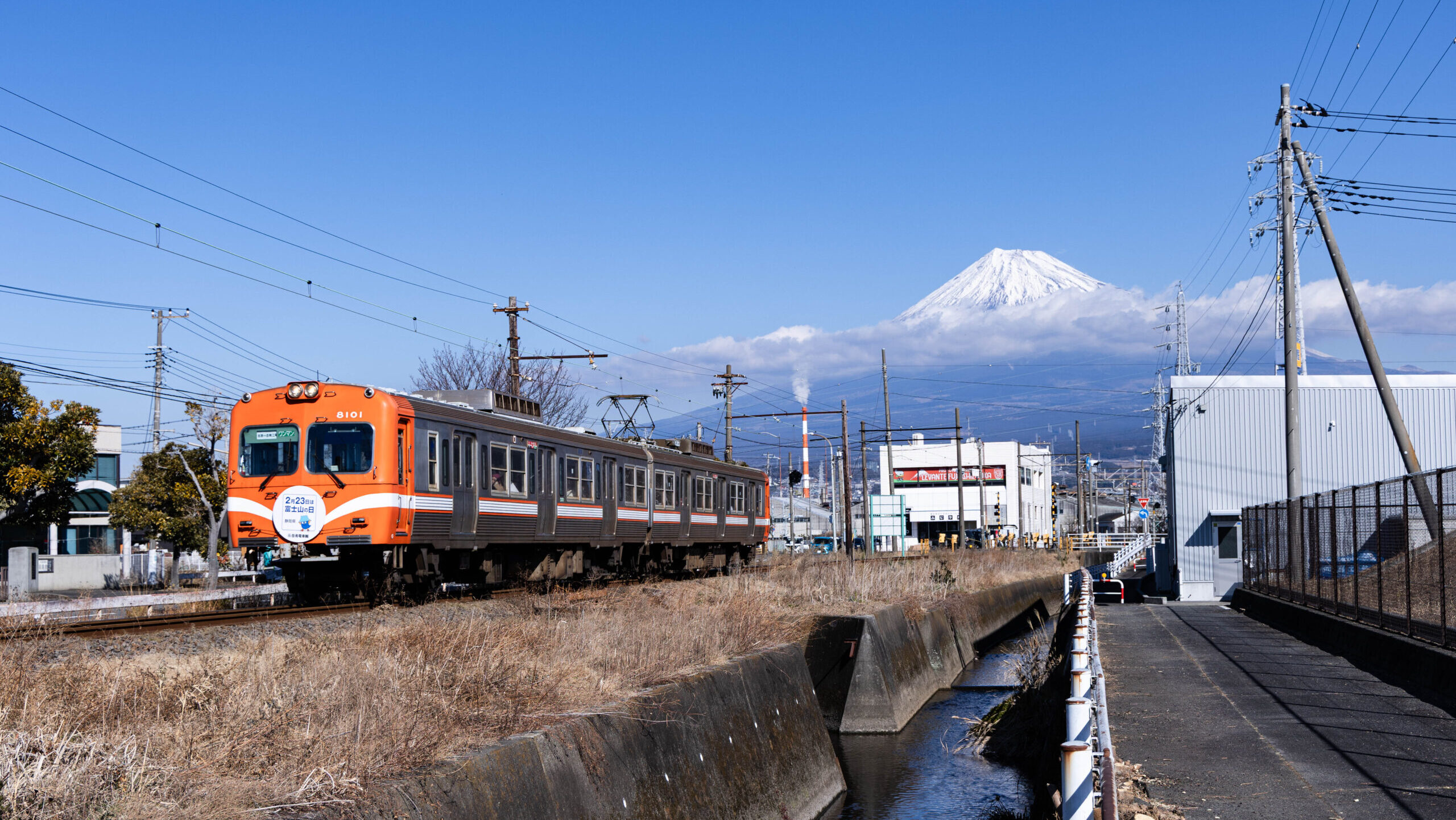 霊峰と煙突に誘われて、岳南電車をスケッチする①