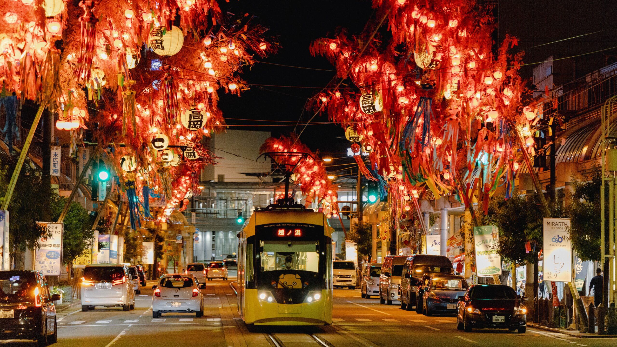 ジャンボ七夕に願いを込めて、高岡七夕まつりと万葉線をスケッチする。