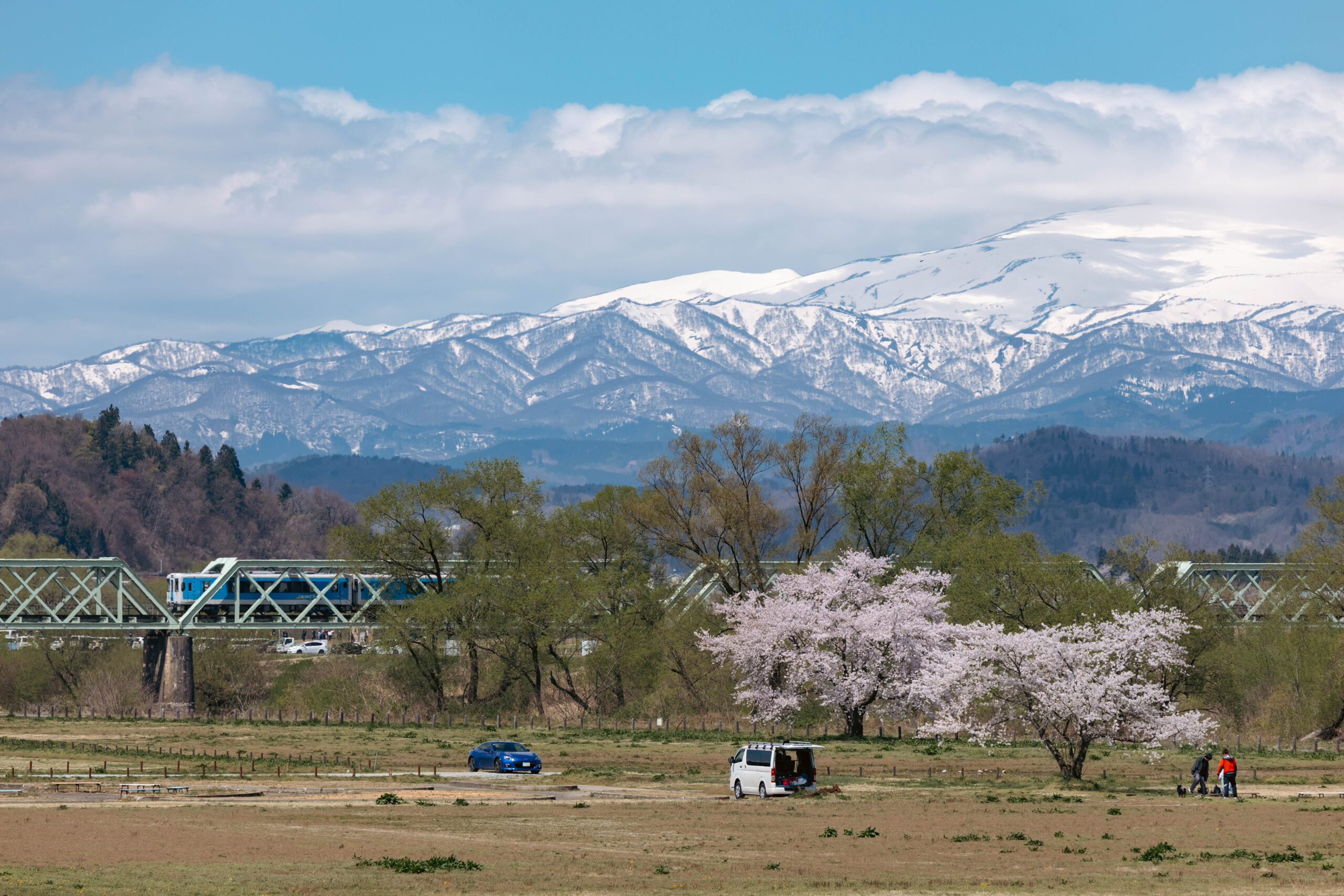 春麗ら、山形盆地に、青き風。JR左沢線をスケッチする。